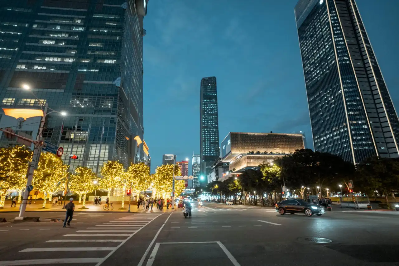 工业厂房工矿灯与防爆灯选型对比及适用场景解析