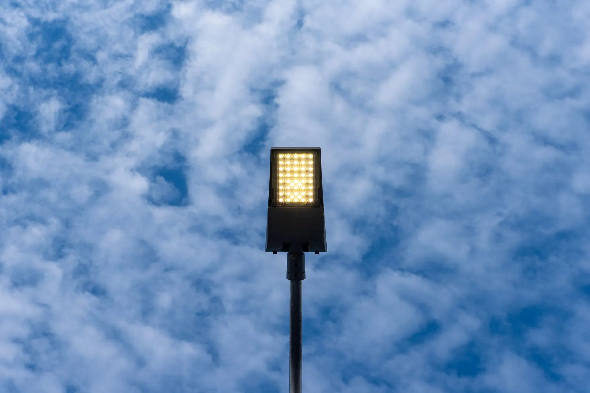 重庆市政路灯节能改造：LED灯具与钠灯对比分析及选型建议