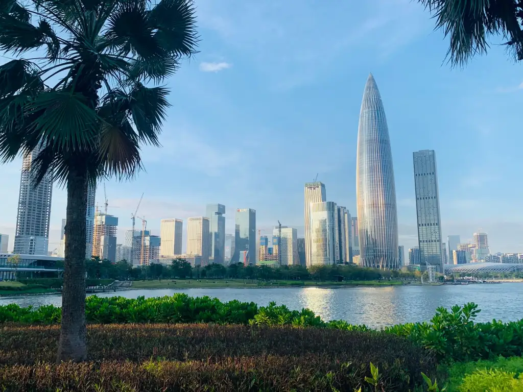 工业厂房LED工矿灯与防爆灯的技术差异及适用场景分析