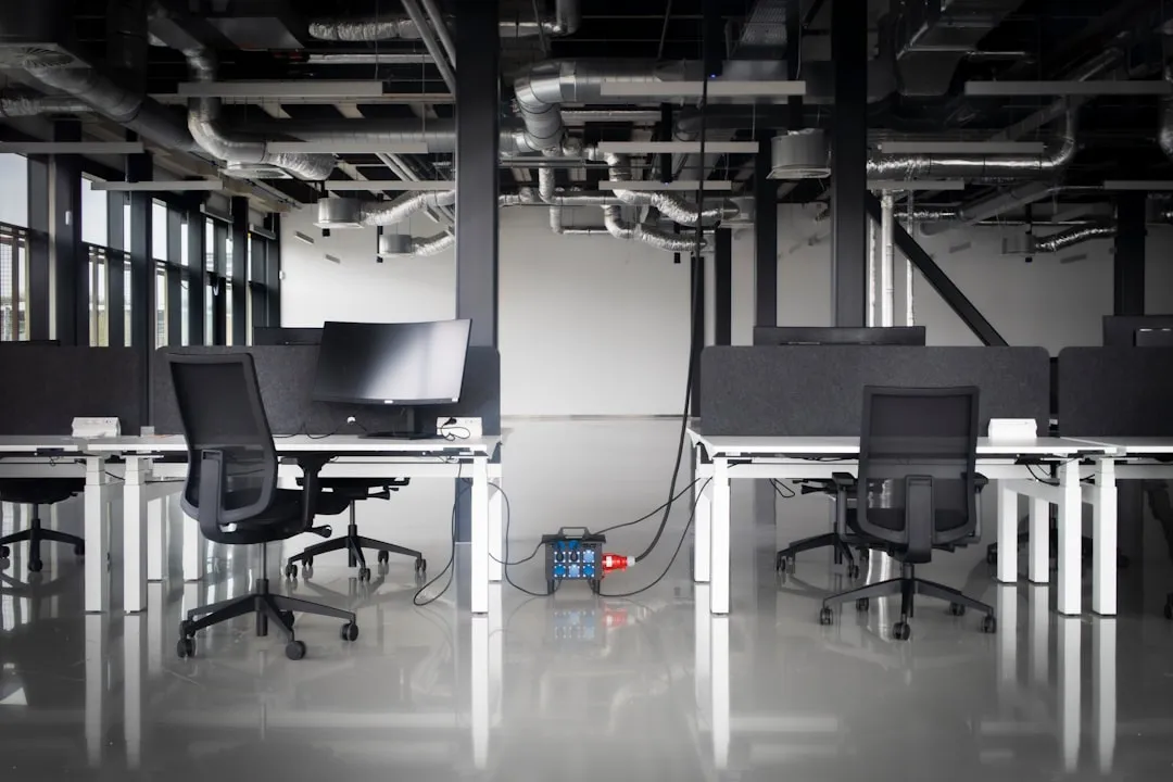 工业厂房照明升级：工矿灯与防爆灯的技术对比及适用场景
