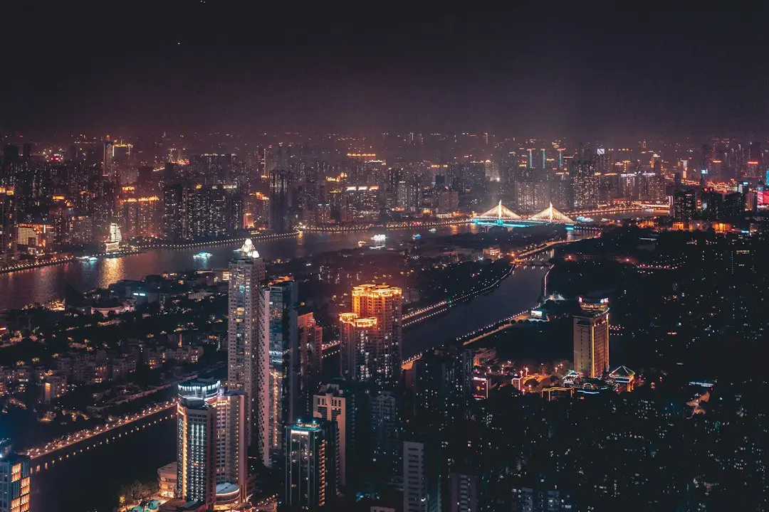 工业厂房LED工矿灯与防爆灯的技术差异及适用场景对比